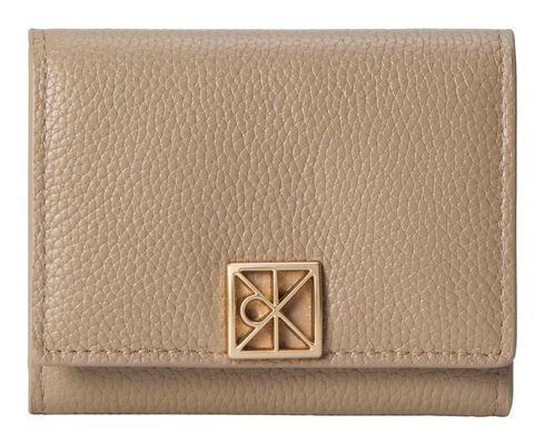 Calvin Klein CK ACC Emblem HW Pebble Trifold with Zip Pocket Desert Taupe