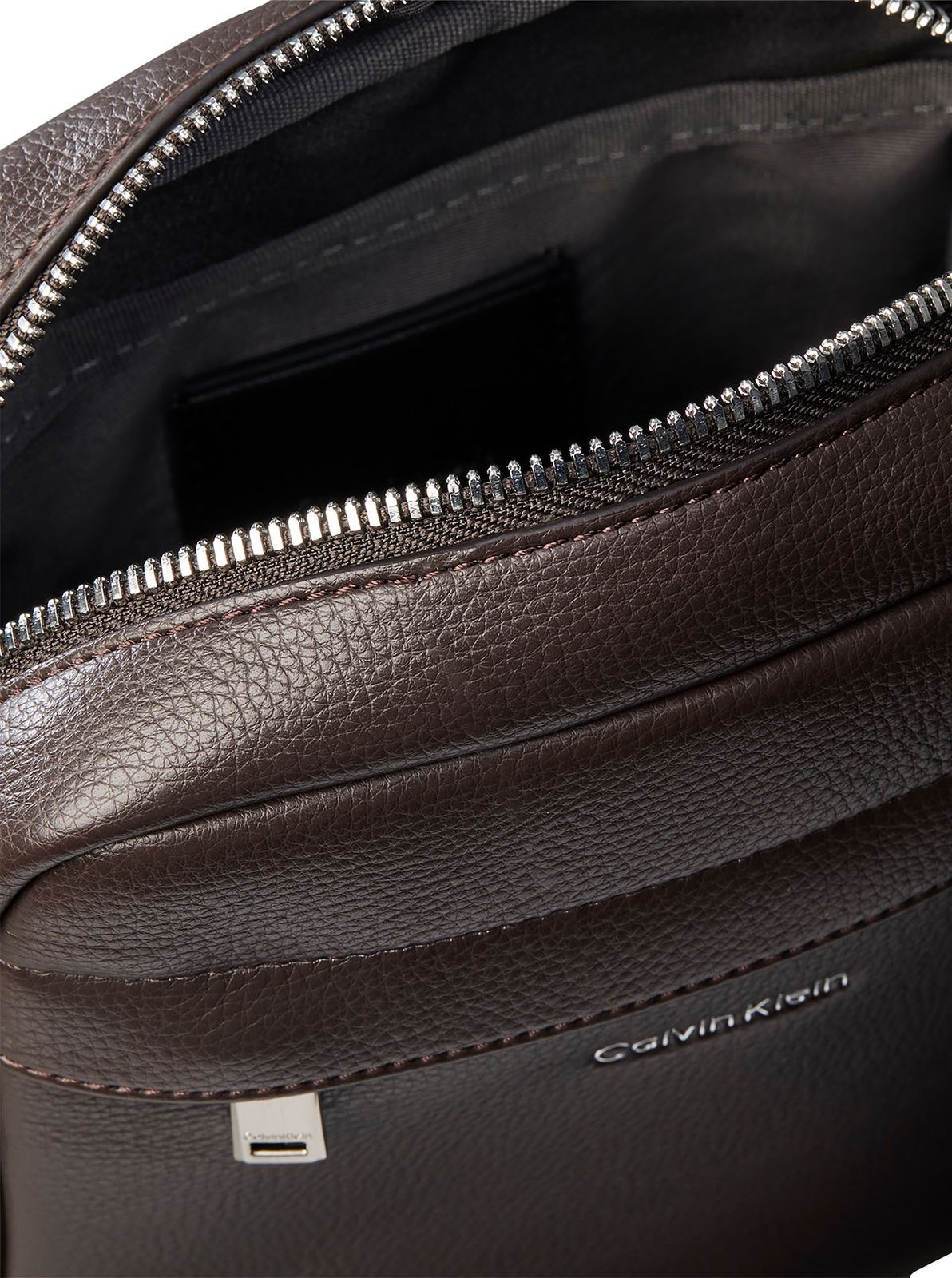 Calvin Klein Raised Logo Reporter Delicioso Calvin Klein Raised Logo Reporter Delicioso