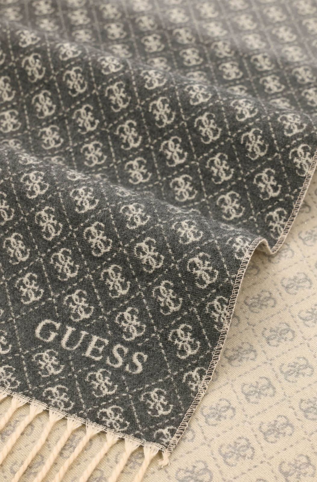 GUESS Scarf 60X180 Black Multi GUESS Scarf 60X180 Black Multi